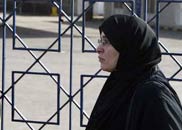 在埃及港口城市賽法傑的輪船公司門口，一位婦女在等待親人的消息
