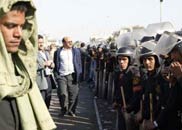 在埃及港口城市賽法傑，警察列隊在輪船公司門口警戒。