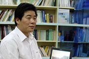 現在，陳剛毅是審核室的一名工作人員，他辦公電腦的桌面就是“角籠壩大橋”的照片