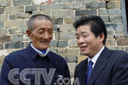  2006年4月5日，陳剛毅來到老家，已經三年沒有見面的父子倆緊緊團聚在一起 