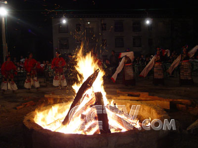 中央新聞採訪團與芒康的藏族同胞在篝火前歡聚