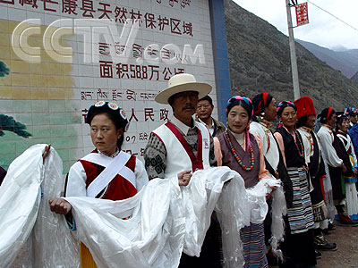 滇藏交界處，西藏的藏族、納西族同胞熱烈歡迎中央新聞採訪團的到來