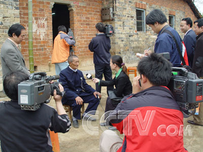 CCTV《新聞聯播》記者在陳剛毅家鄉——咸寧採訪陳剛毅的父親