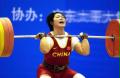 奧運冠軍、山東選手劉春紅在十運會女子75公斤級舉重比賽中，以280公斤的總成績超世界紀錄，勇奪金牌。（攝于10月13日） 新華社發
