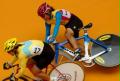 雲南選手楊麗梅（右）摔倒瞬間。十運會自行車比賽16日出現爭議，獲得女子記分賽銅牌的雲南選手楊麗梅因質疑比賽成績，賽後不接受頒獎。（攝于10月16日） 新華社發