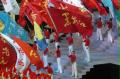2005年10月23日，旗手們在閉幕式上揮旗。當日，第十屆全國運動會在江蘇南京隆重閉幕。 新華社記者李勇攝
