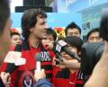 9月10日，一位外國球迷在倒計時活動後被媒體團團圍住。當日，成都舉行2007年女足世界盃成都賽區一週年倒計時活動，這標誌著成都賽區的各項籌備工作全面展開。2007年女足世界盃將於2007年9月10日至30日在中國成都、上海、武漢、杭州和天津五個城市舉行。　　新華社記者劉海攝
