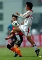 2006年9月12日，解放軍隊球員宋雪（右）在與長春華信隊的比賽中跑動停球。最終，解放軍隊以3比1獲勝。當日，2006年全國女足聯賽第四階段比賽在山東泰安進行，來自全國的8支球隊參加角逐，冠、亞軍得主將晉級2007年的全國女足超級聯賽。 新華社記者范長國攝