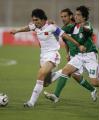 10月11日，中國隊球員鄭智（左）在比賽中突破。當日，中國隊在約旦阿卜杜拉國王體育場舉行的亞洲盃足球預選賽E組比賽中，以2比0擊敗巴勒斯坦隊，獲得小組出線。 新華社發