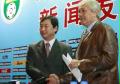 2006年10月21日，中國國奧隊新主帥、塞爾維亞人杜伊科維奇（右）在新聞發佈會後與中國足協副主席南勇握手。當日，中國足協召開新聞發佈會，正式宣佈杜伊科維奇成為中國國奧隊的主教練，任期到2008年奧運會後結束。 新華社記者郭勇攝