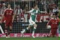 3月11日，不來梅隊球員羅森博格（中）攻入扳平一球後慶祝。當日，在德國足球甲級聯賽第25輪比賽中，拜仁慕尼黑隊主場以1比1戰平不來梅隊。 新華社/路透
