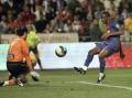 2007年3月17日，巴塞羅那隊隊員埃托奧（右）在比賽中射門得分。 當日，巴塞羅那隊在西甲聯賽第27輪比賽中客場以4比0戰勝維爾瓦隊。