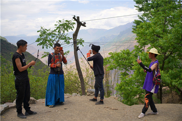 2020年5月4日，四川昭覺縣支爾莫鄉懸崖村，村民做直播。懸崖村現在已從無網絡到了4G時代，村裏目前有10多個網紅，個人粉絲量從幾萬到幾十萬。陳傑攝