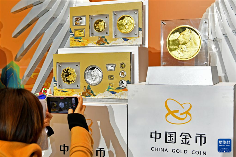  11月18日，在北京舉行的2022中國壬寅（虎）年金銀紀念幣品鑒會上，與會者拍攝現場展示的紀念幣。