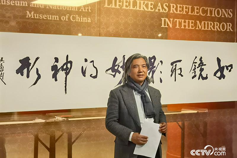 中國美術館館長吳為山在展廳現場介紹展覽