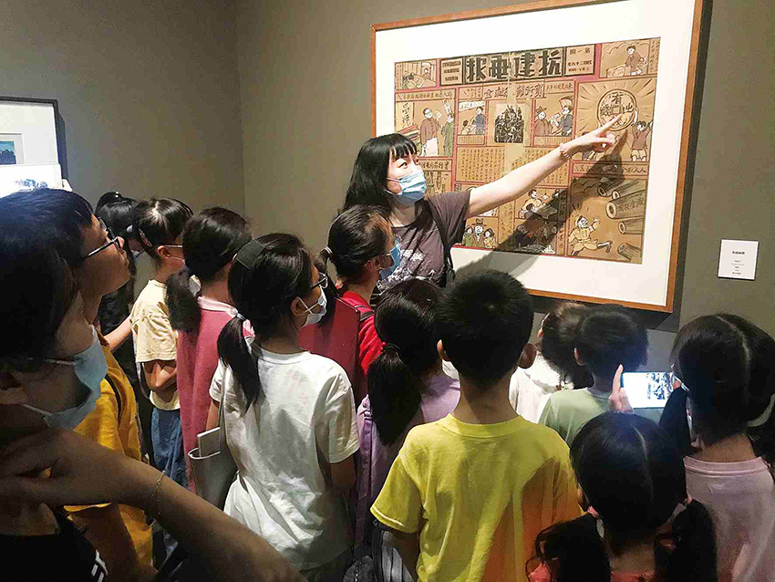 2021年，在“浙江版畫百年藝術特展”上，老師給孩子們講解抗戰時期的木刻墻報。
