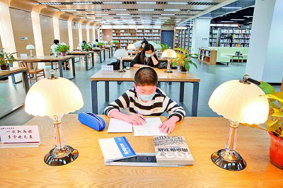 江蘇省南京市六合區圖書館成為市民讀書學習的理想場所。史俊攝/光明圖片