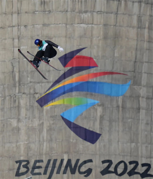 2月8日，北京2022年冬奧會自由式滑雪女子大跳臺決賽在北京首鋼滑雪大跳臺舉行。中國選手谷愛淩在比賽中。趙迎新 攝