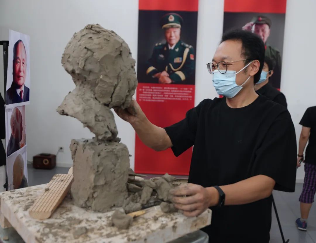 中國美術館雕塑創作班成員、雕塑家王欣偉現場創作程開甲像