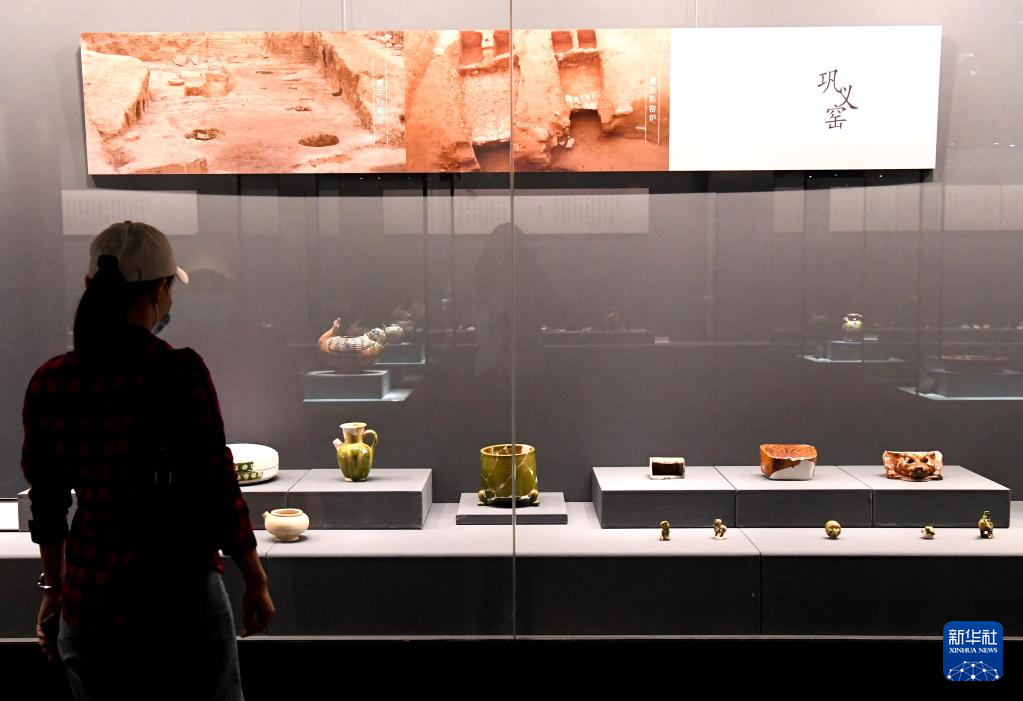 8月30日，參觀者在鄭州大象陶瓷博物館內觀看展品。新華社記者 李安 攝