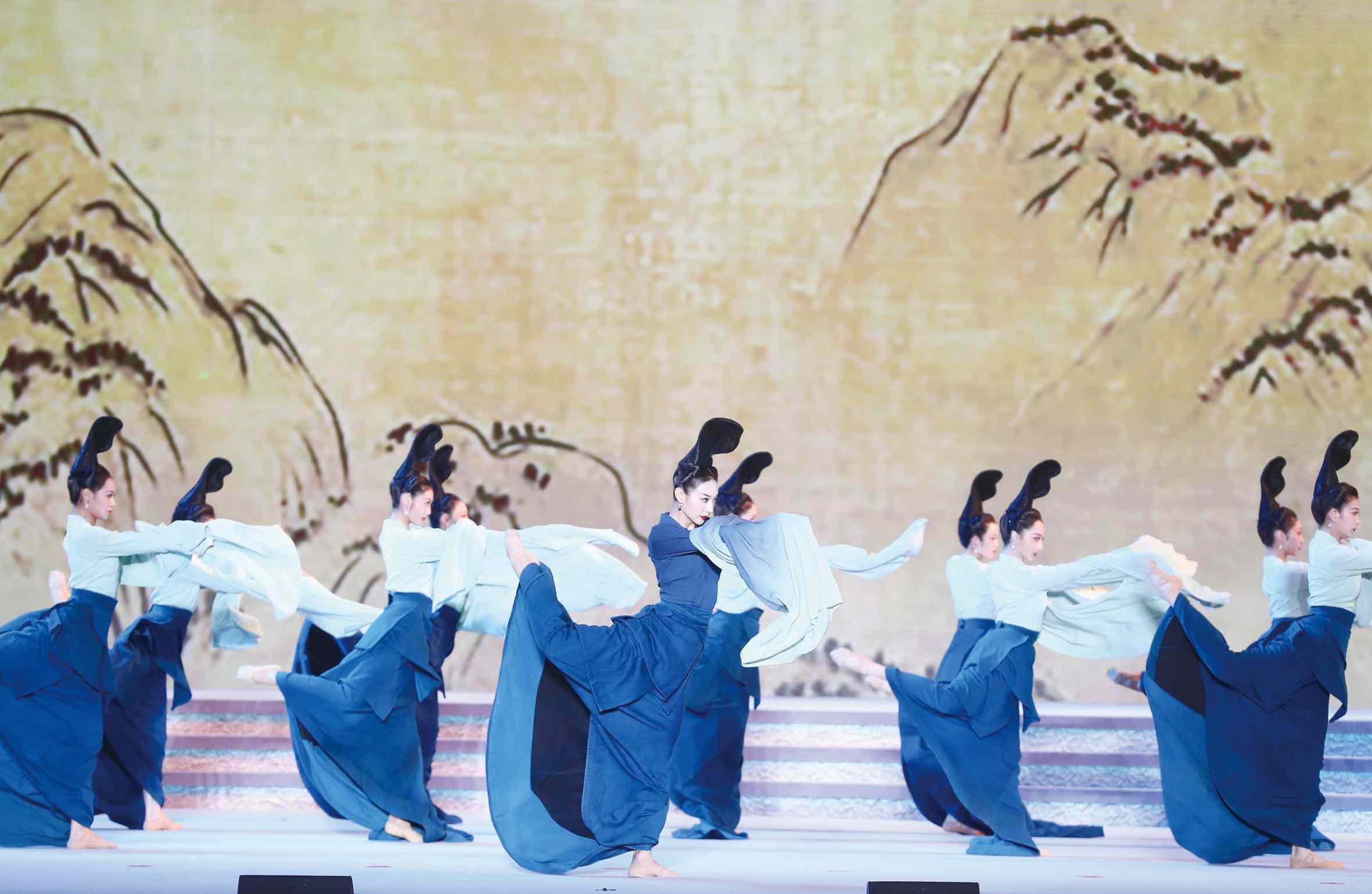 《只此青綠》在第十三屆中國藝術節閉幕式上演出   本報記者 盧 旭 攝