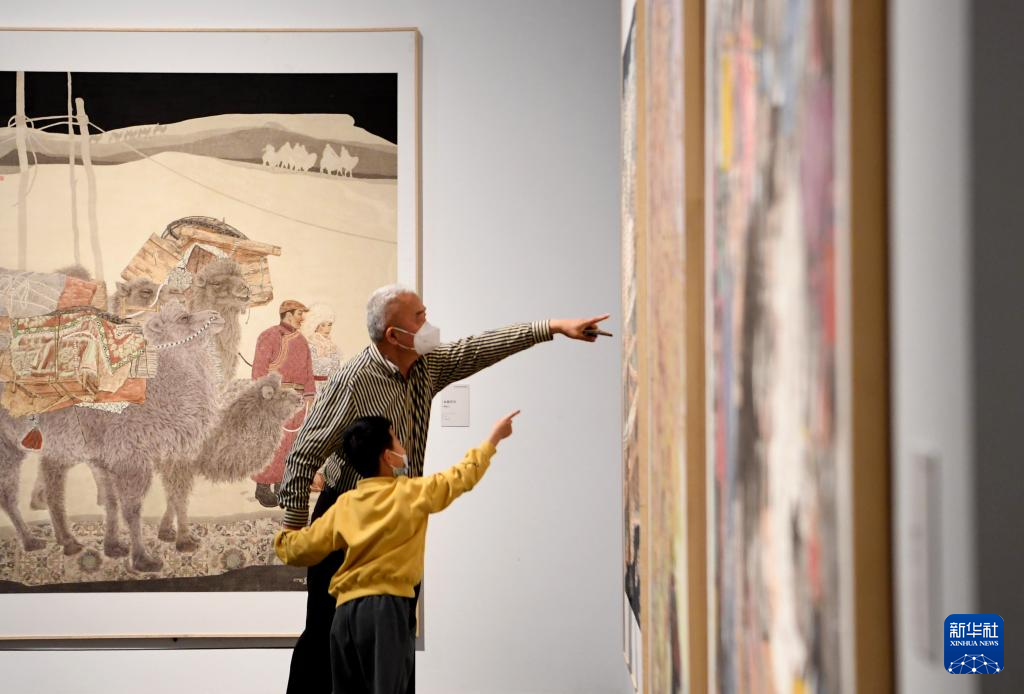 3月18日，參觀者在“第五屆全國中國畫展覽”上參觀展出作品。