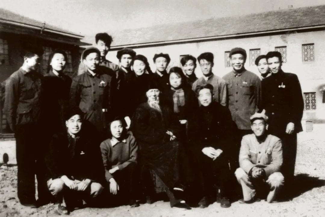 1950年李可染與齊白石、徐悲鴻在中央美術學院合影