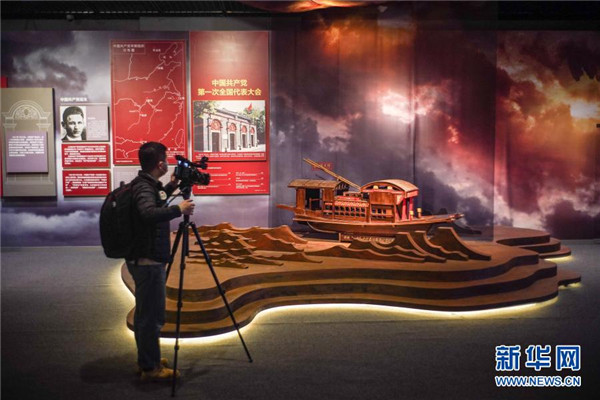 3月9日，一名記者在首都博物館展廳內拍攝浙江嘉興南湖紅船模型。新華社記者 彭子洋 攝