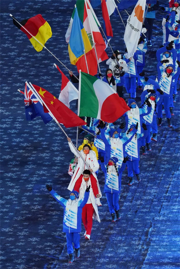 　2月20日晚，北京第二十四屆冬季奧林匹克運動會閉幕式在國家體育場舉行。中國代表團旗手徐夢桃與高亭宇在閉幕式上入場。王偉偉 攝