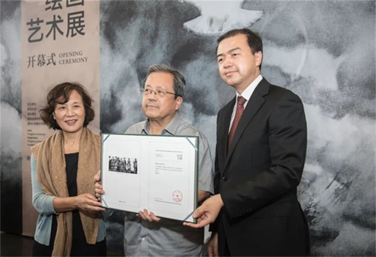 清華大學黨委副書記向波濤為馮遠夫婦頒發捐贈證書