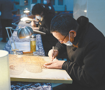 江蘇揚州廣陵古籍刻印社，國家級非物質文化遺産雕版印刷技藝傳承人陳義時正在工作。