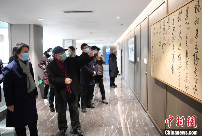 2日，北京冬奧組委文化活動部組織國內知名藝術家推出冬奧藝術系列展之《冰雪禮讚》藝術作品展。北京冬奧組委供圖