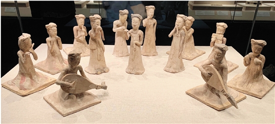 繪彩陶女舞俑（5件）+繪彩陶坐姿伎樂女俑（8件） 河南博物館藏