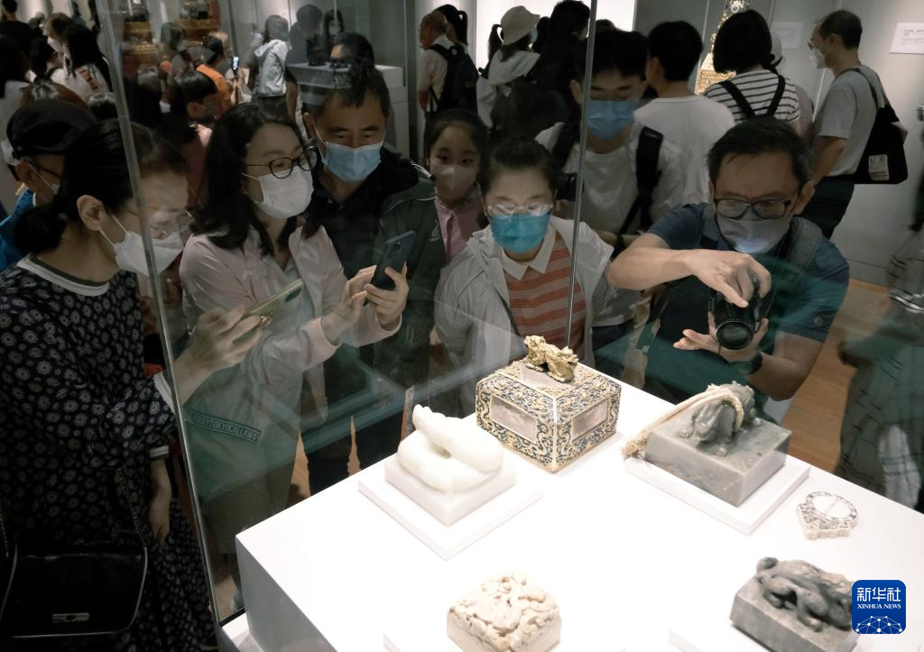 7月3日，人們在香港故宮文化博物館展廳內參觀拍照。新華社記者 王申 攝