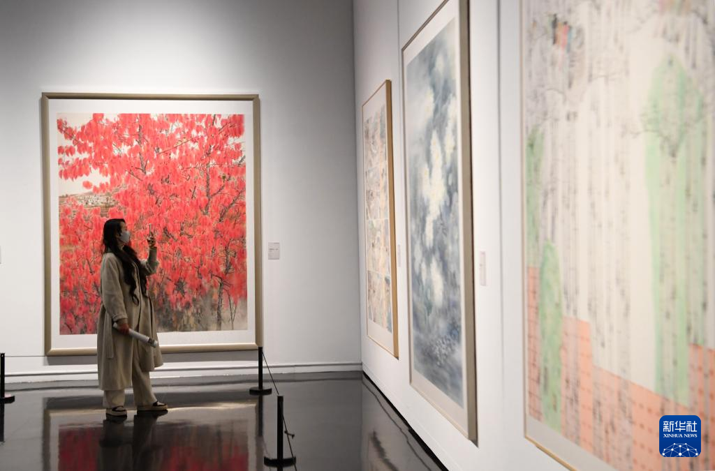 3月18日，參觀者在“第五屆全國中國畫展覽”上拍攝展出作品。