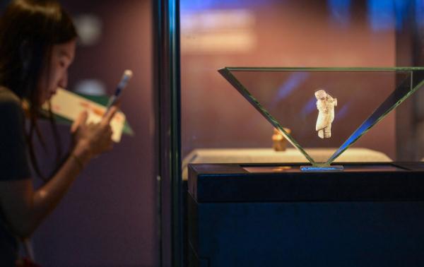 9月15日在中國考古博物館拍攝的一件使用了全息技術展示的展品。