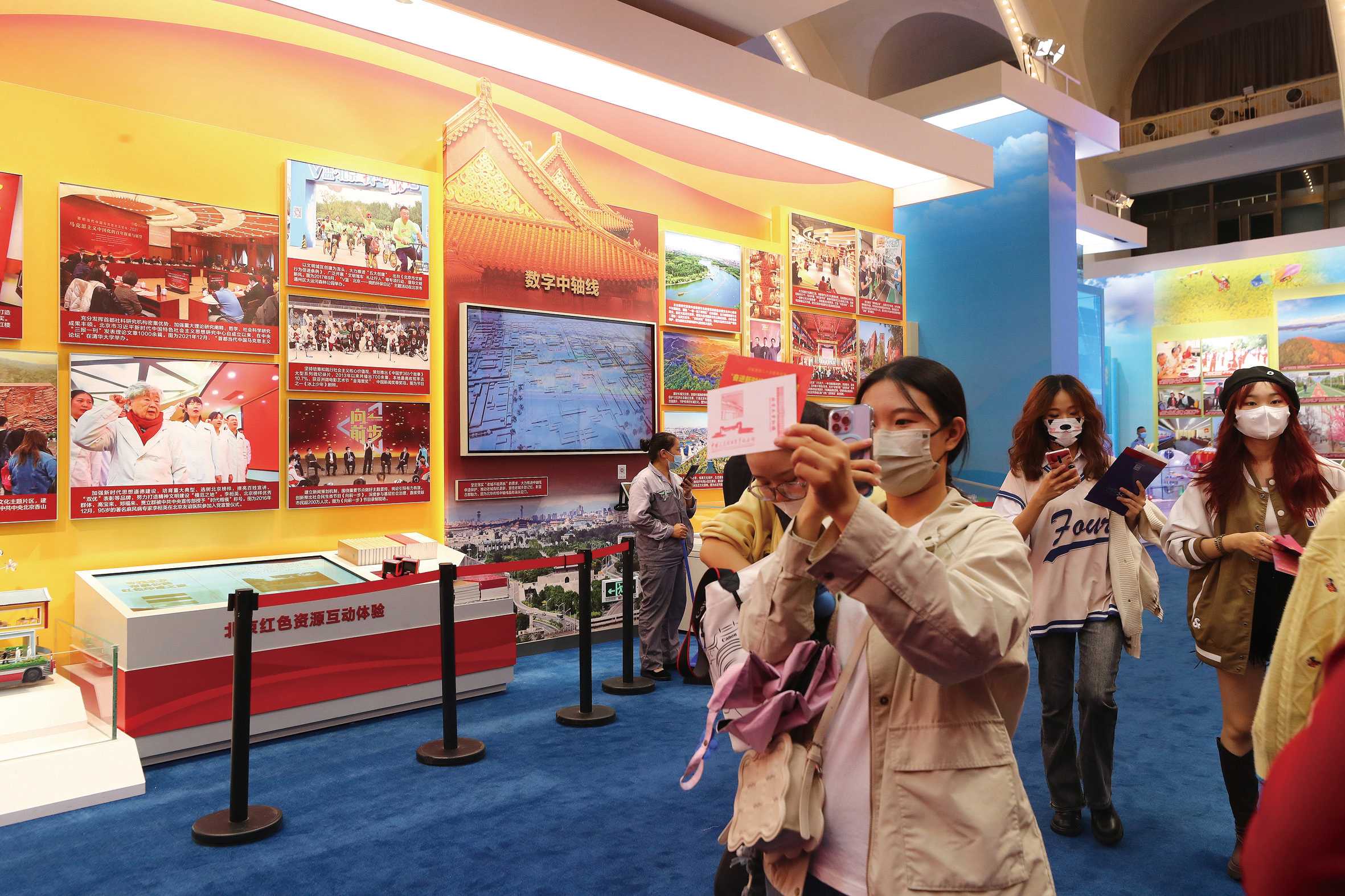 北京展區關於北京中軸線的可持續保護利用成果展示  本報記者 盧 旭 攝