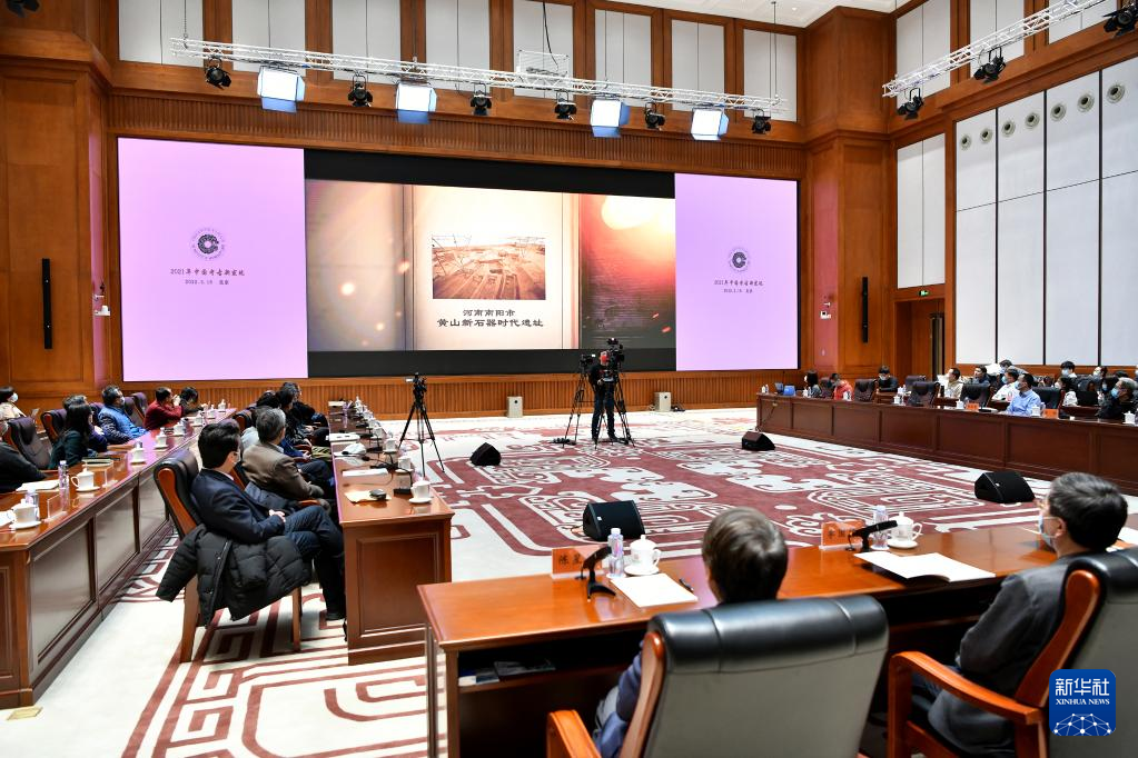 3月18日，在“中國社會科學院考古學論壇·2021年中國考古新發現”上，參會人員觀看宣傳視頻。