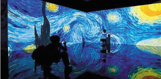 梵高《星夜》畫作借助聲光效果在多個巨幅寬熒幕上實現緩慢流動。（資料圖片）