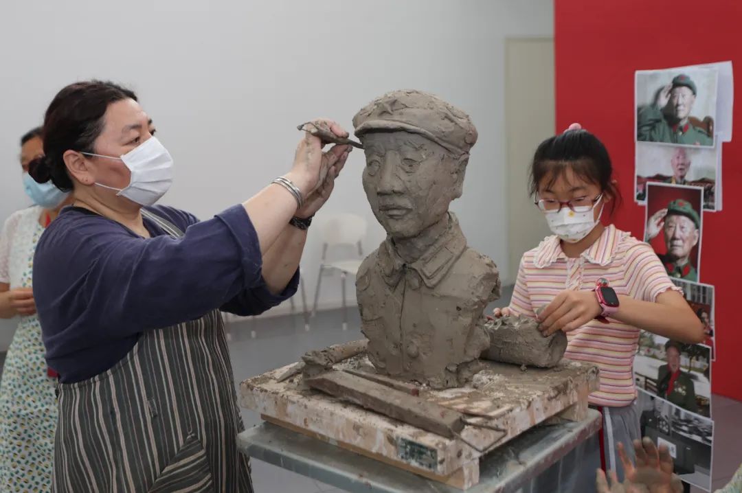  中國美術館雕塑創作班成員、雕塑家周思旻現場創作郝毅像