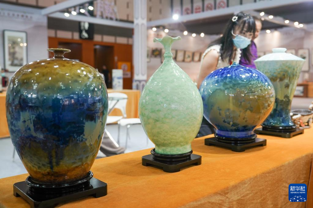 8月18日，觀眾在第二屆中國工藝美術博覽會參觀特色陶瓷藝術展品。