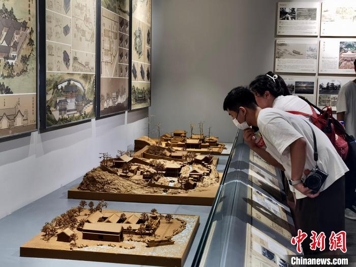 遊客參觀避暑山莊古建築數字化復原藝術展 張桂芹 攝