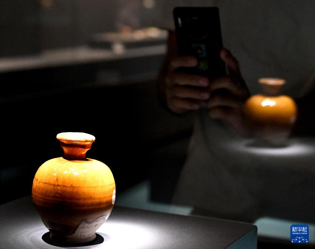 8月30日，參觀者在鄭州大象陶瓷博物館內拍攝展品。新華社記者 李安 攝
