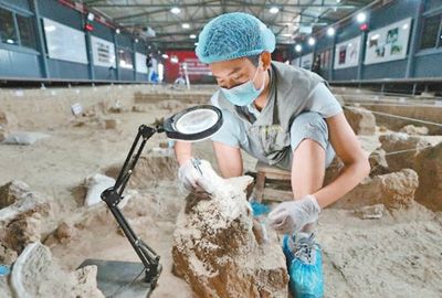 考古工作者在湖北學堂梁子遺址工作。圖由國家文物局提供