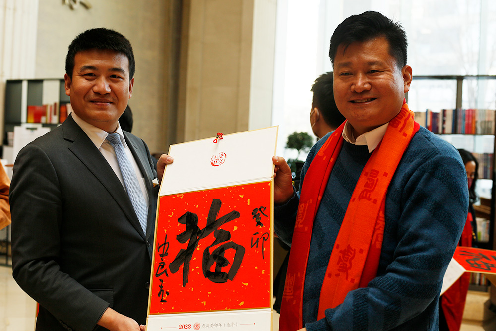 中國書法家協會第七屆理事、中國職工書法家協會常務副主席楊中良在活動現場送“福”字