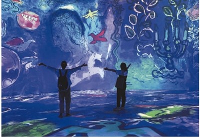 觀眾在安徽省美術館“馬克·夏加爾：物色之夢數字藝術展”參觀。李鵬飛攝（人民圖片）