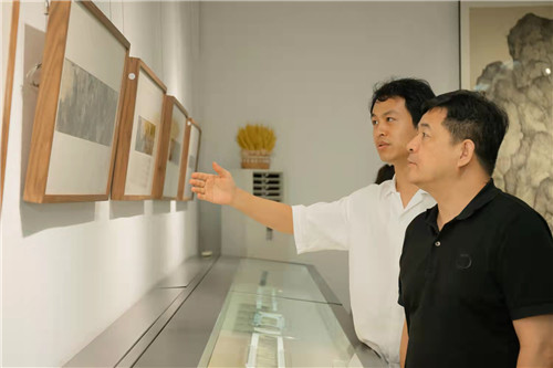 羅艷龍（左）向參展嘉賓介紹作品