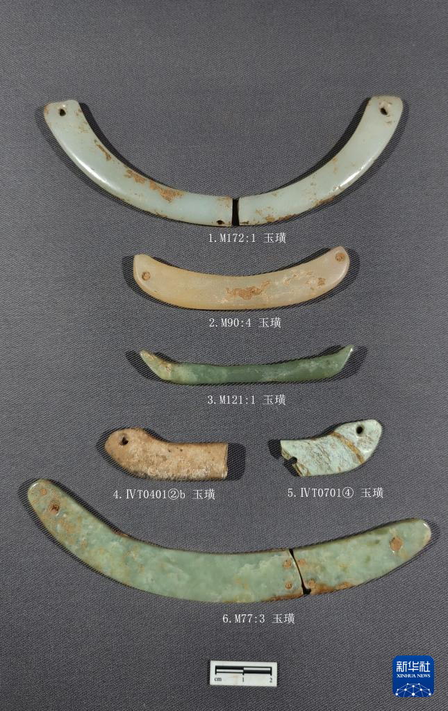 河南南陽市黃山新石器時代遺址出土的屈家嶺文化玉璜（資料圖）。