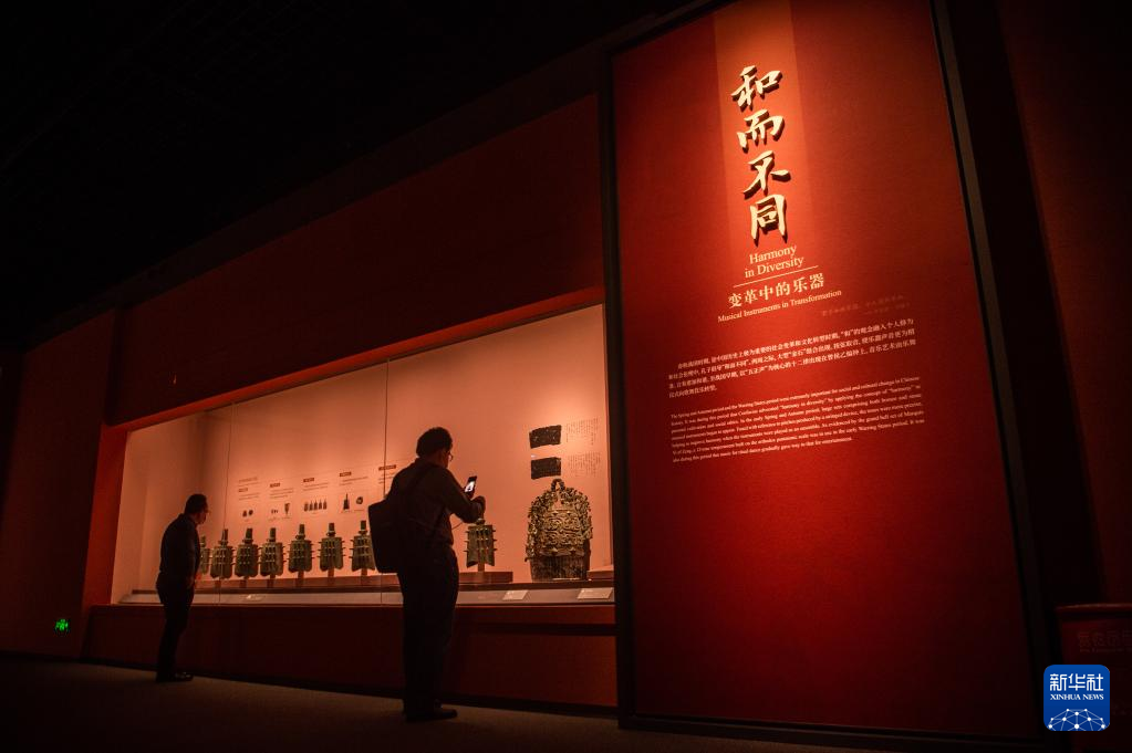 5月18日，觀眾在“龢：音樂的力量——中國早期樂器文化”展上觀賞文物。