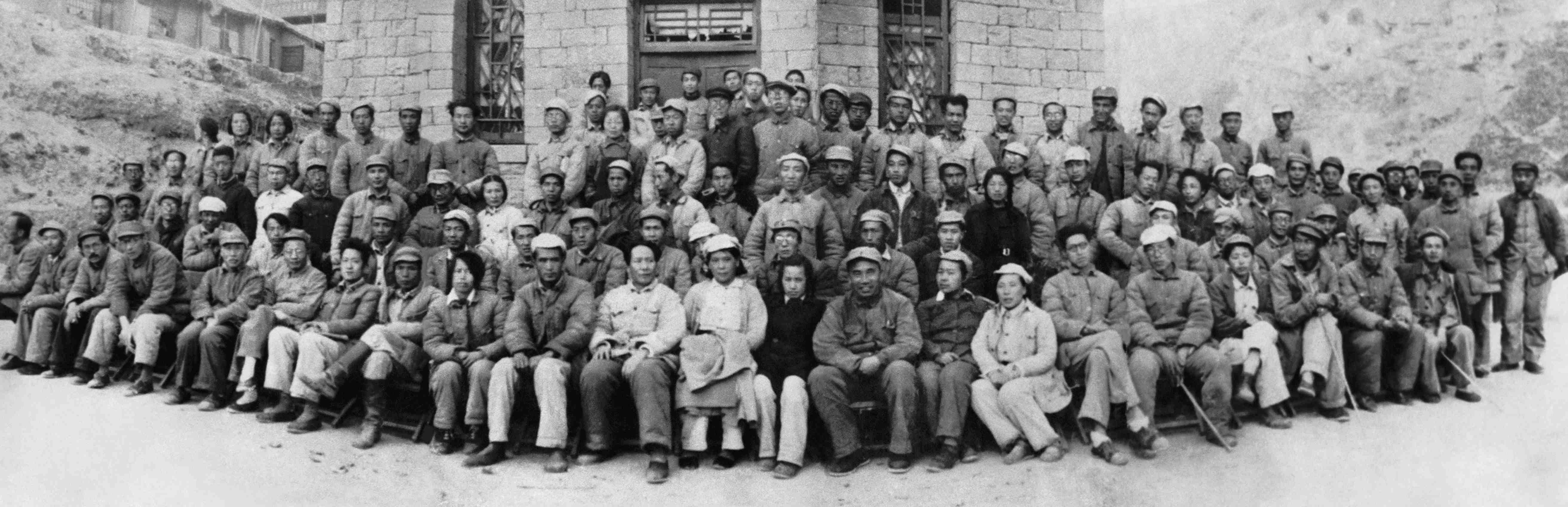 延安文藝座談會代表合影（攝影） 31×95厘米 1942年 吳印鹹 中國美術館藏